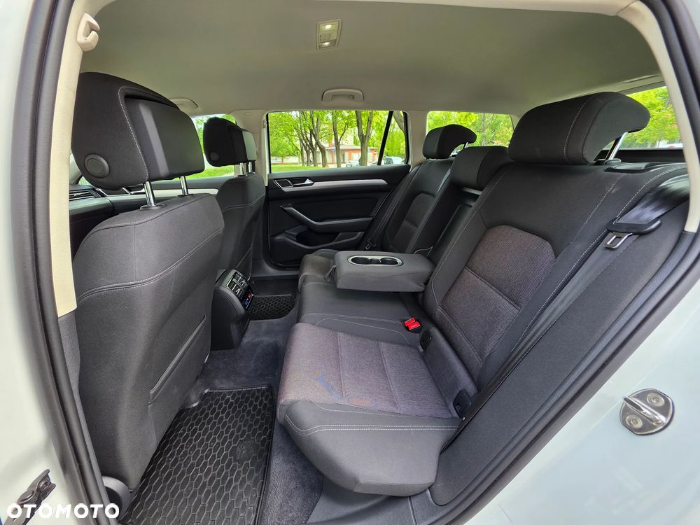 Volkswagen Passat 2.0 TDI SCR Comfortline - 24