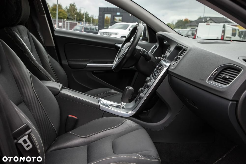 Volvo V60 T6 AWD Geartronic RDesign - 34