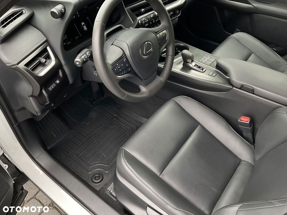 Lexus UX 2024