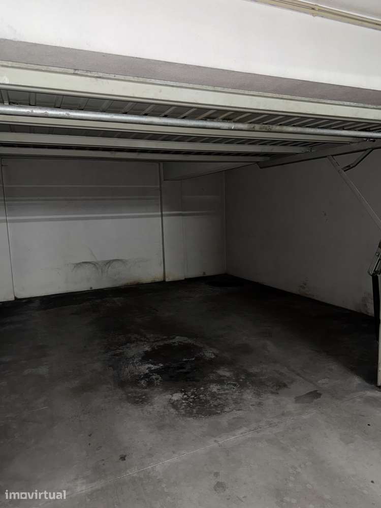 Garagem de 30m² com boa entrada e excelente localização - Grande imagem: 2/4