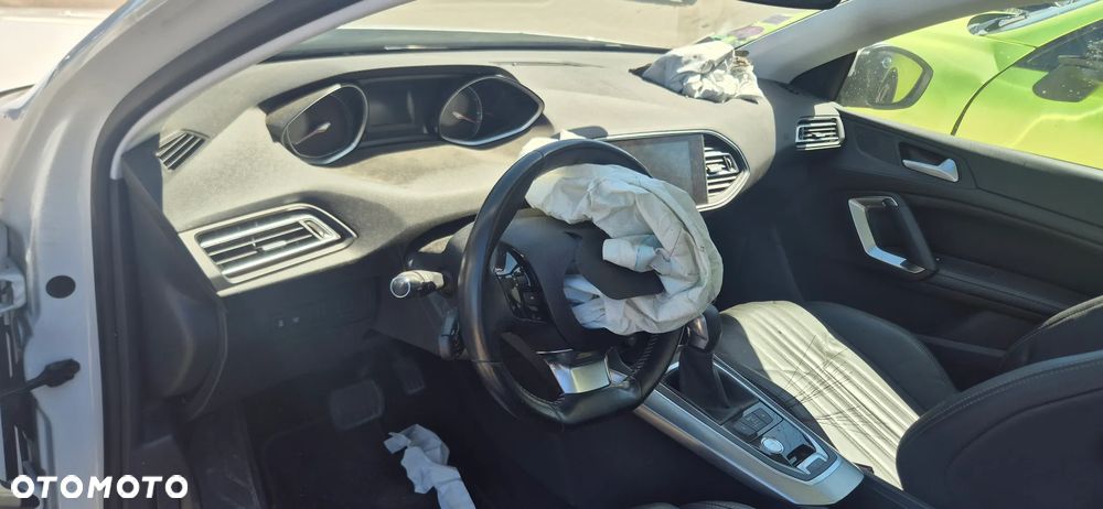 Peugeot 308 1.2 PureTech Allure S&S - 18