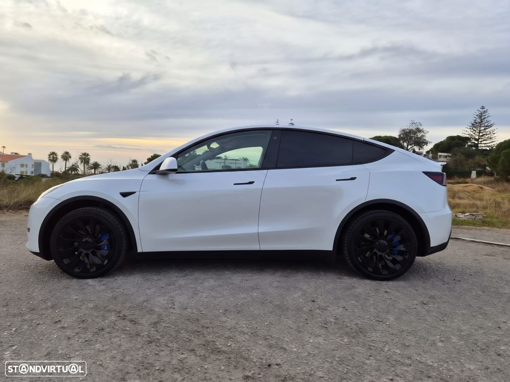 Tesla Model Y 2023 photo 2