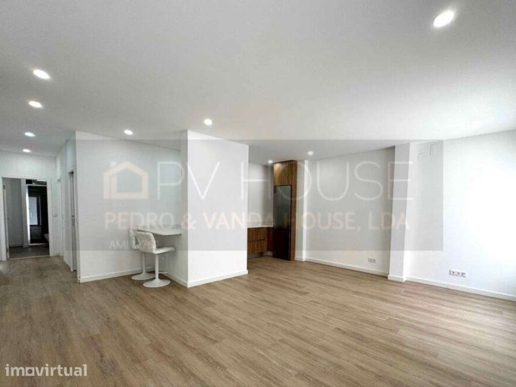 T4 Totalmente Remodelado com Suite e Cozinha Equipada | Rio de Mouro - Grande imagem: 2/30