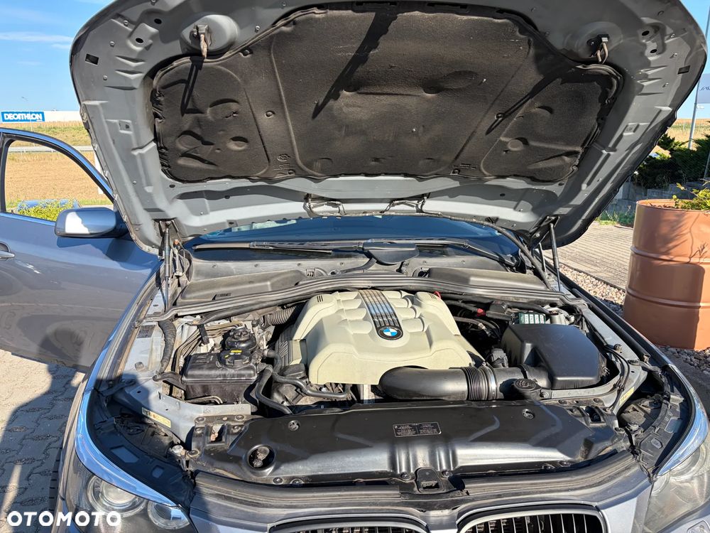 BMW Seria 5 545i - 32