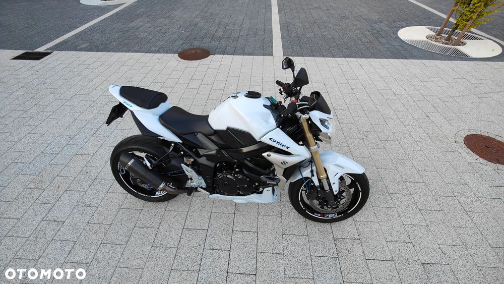 Suzuki GSR - 26