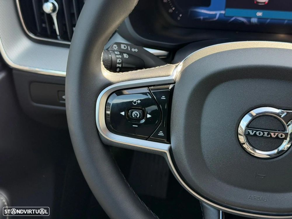 Volvo XC 60 2.0 T6 PHEV Black Edition - 36