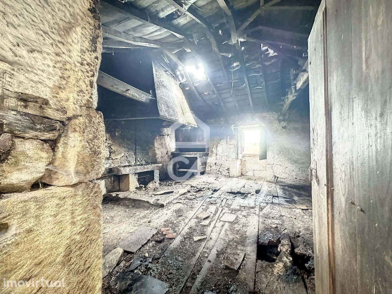 Moradia para restauro na aldeia de Vilar de Perdizes - Grande imagem: 2/11