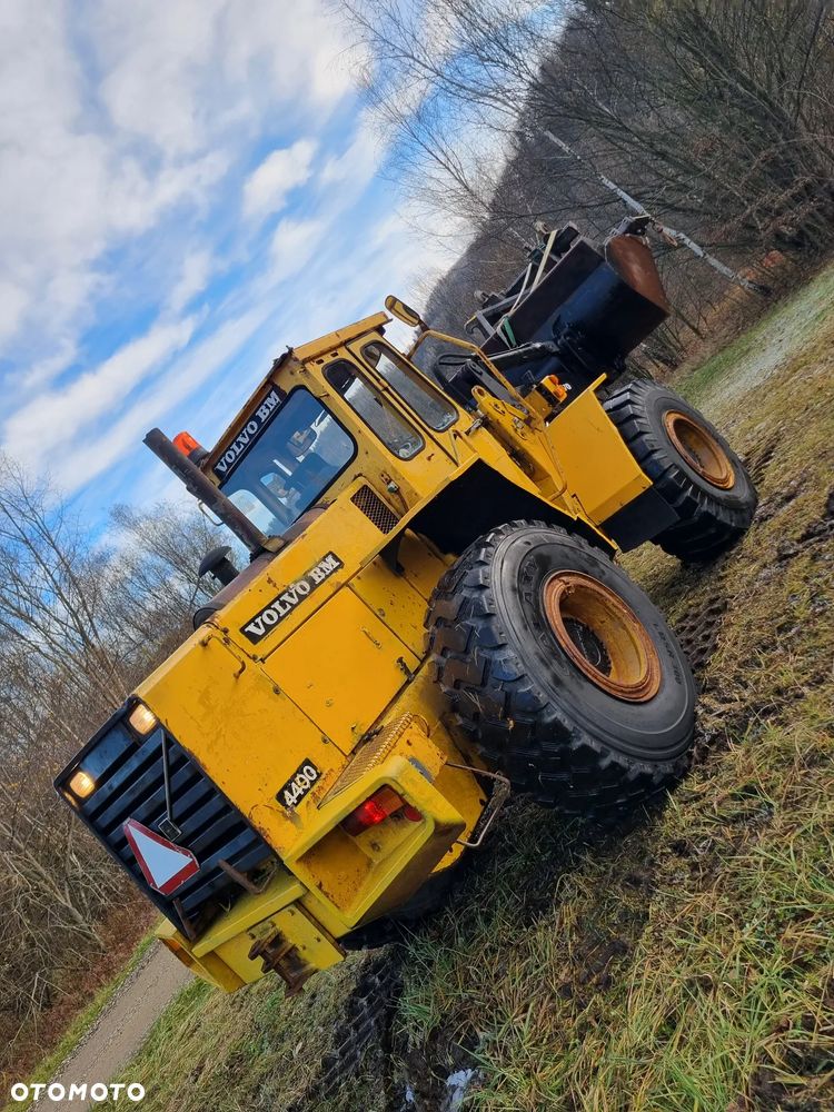 Volvo BM 4400 Ładowarka Fadroma Sprowadzona z Norwegii Widły Łyżka Bocian Wysięgnik! Aktualne badania w DEKRA! Oryginał zadbana Bez luzów i wycieków Potężna Moc. Nie pracowała w Kraju! 6 cylindrów pneumat Hamulec Opony jak Nowe - 6