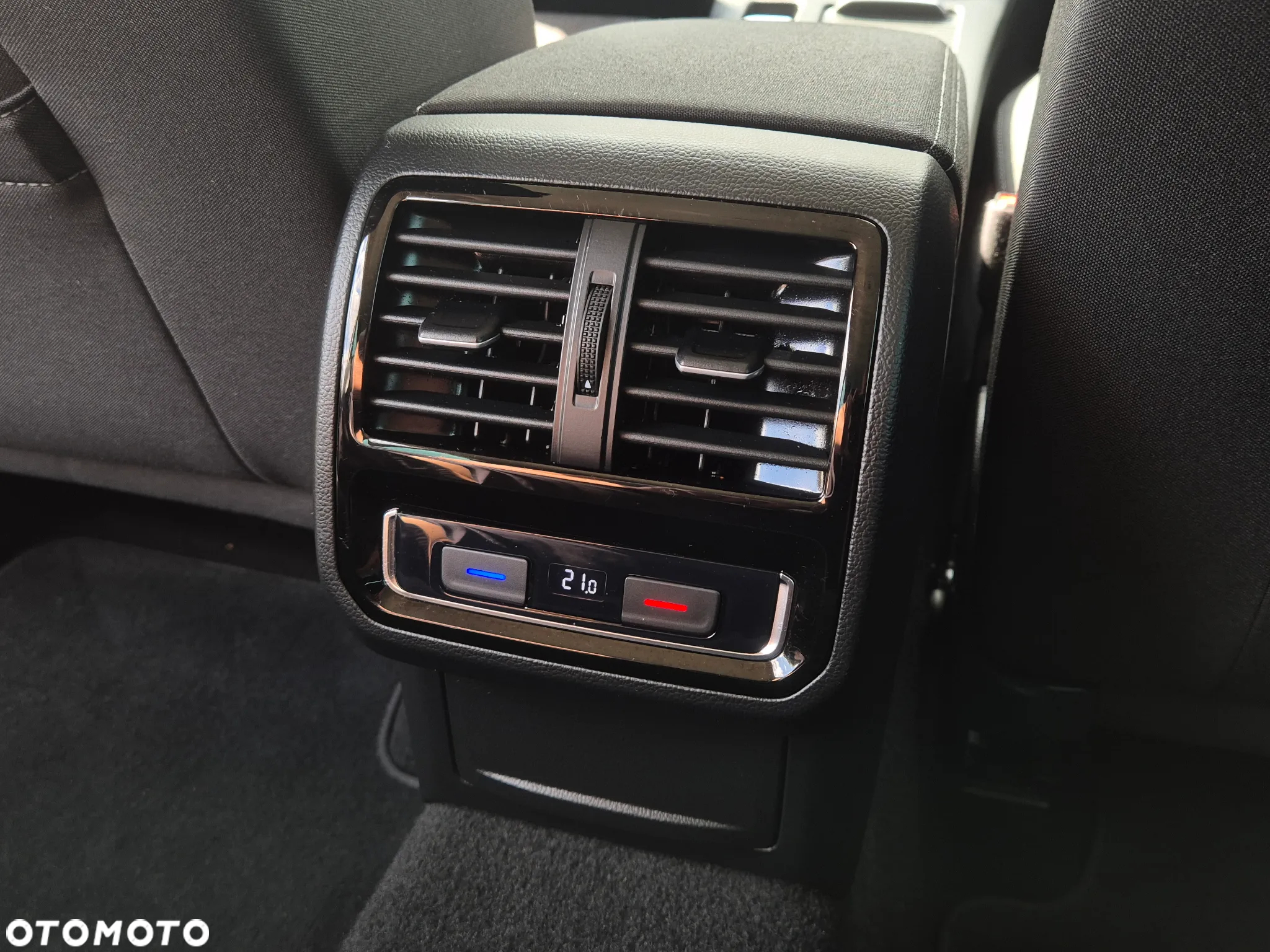 Volkswagen Passat Variant 2.0 TDI SCR DSG Elegance - 28