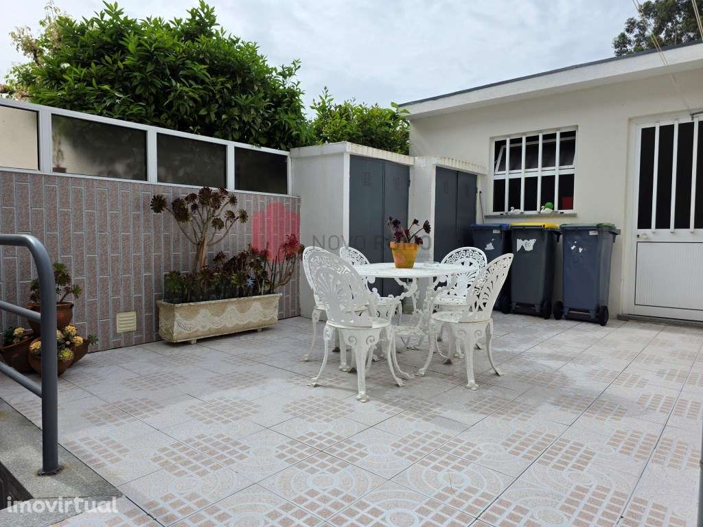 Moradia T4 de três frentes com uma área bruta de construção de 318 m2 - Grande imagem: 5/39