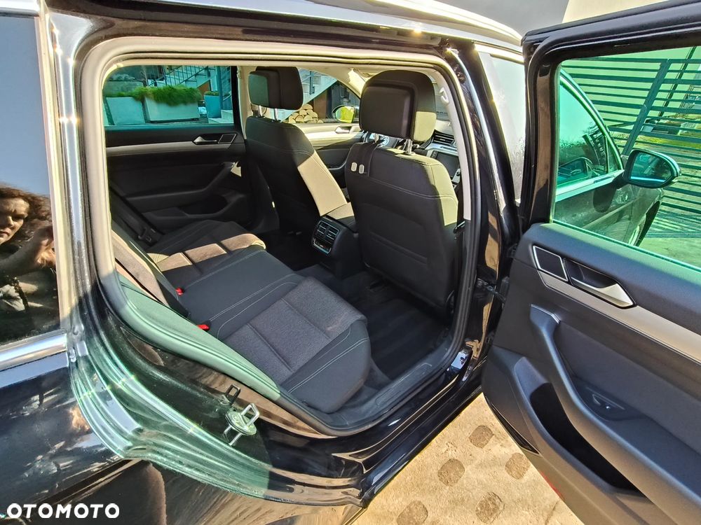 Volkswagen Passat - 11