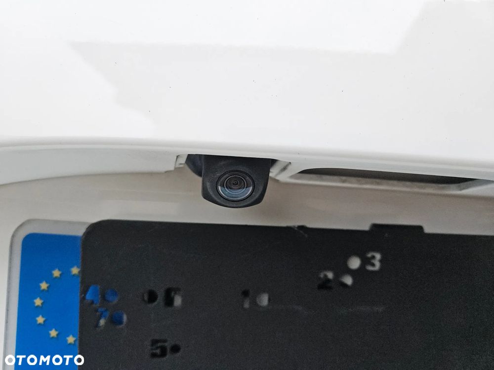 Toyota Yaris Hybrid 100 Selection - 12