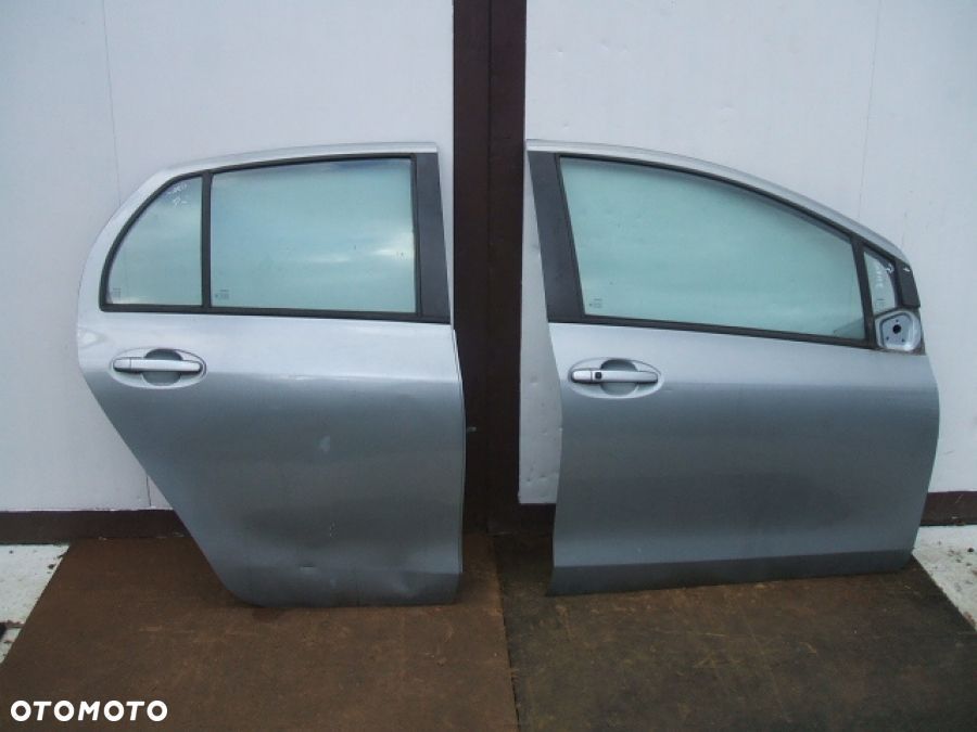 TOYOTA YARIS II DRZWI prawe przód przednie - 2