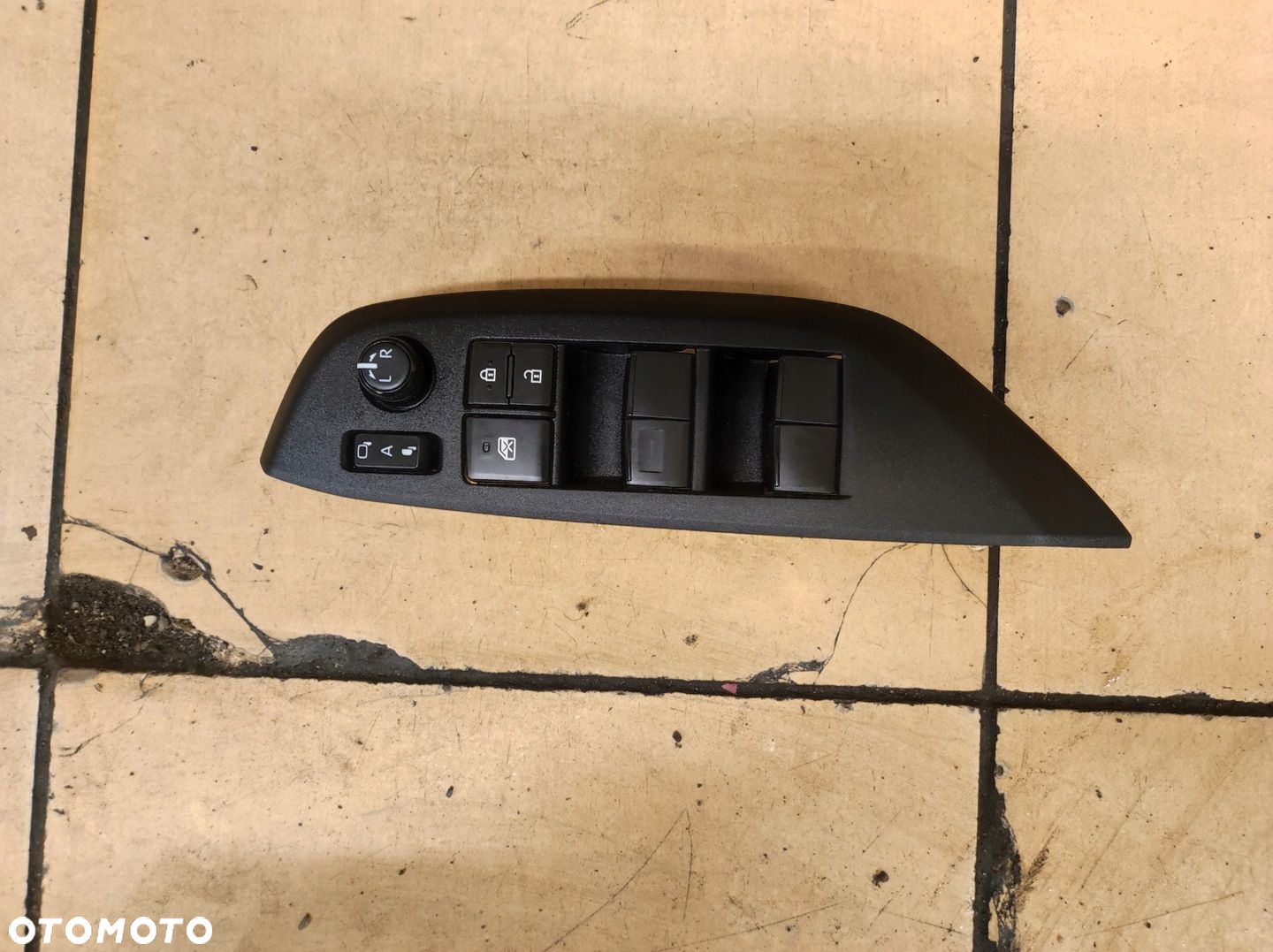Panel przełącznik sterowania szyb lewy przód Yaris Cross EU - 2