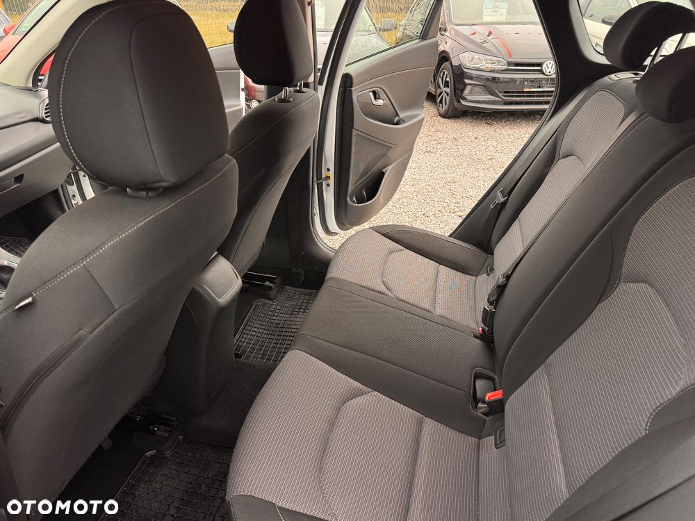 Hyundai i30 1.6 D Comfort - 27