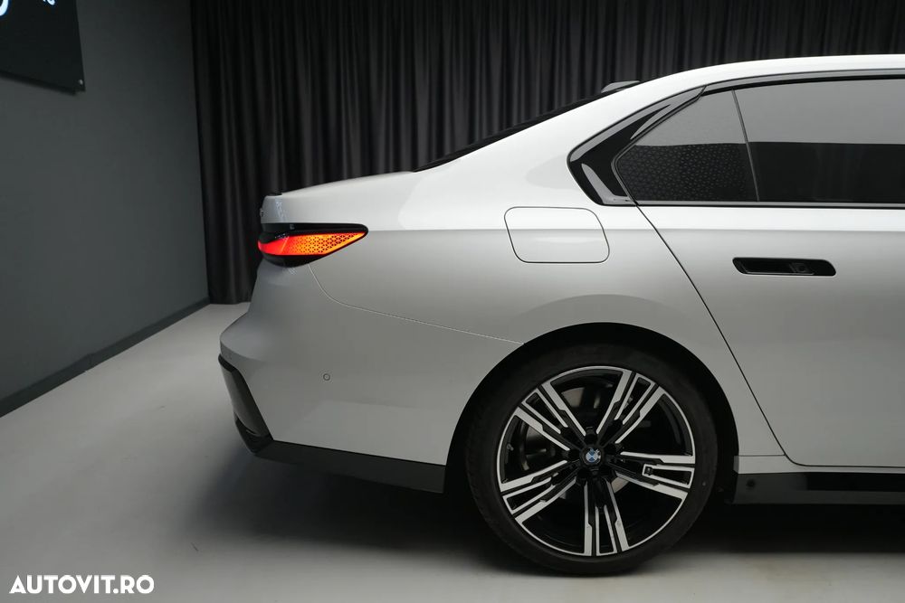 BMW Seria 7 740d xDrive MHEV - 33