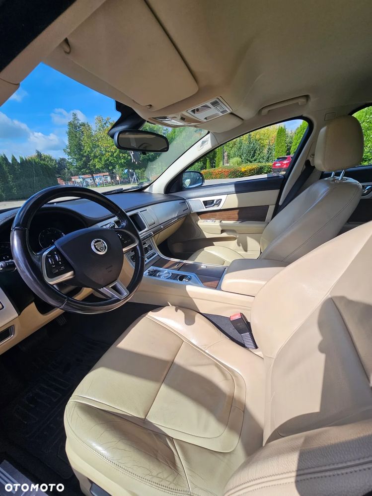 Jaguar XF 2.2 D Luxury - 10