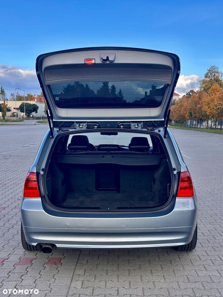 BMW Seria 3 320i Touring - 17