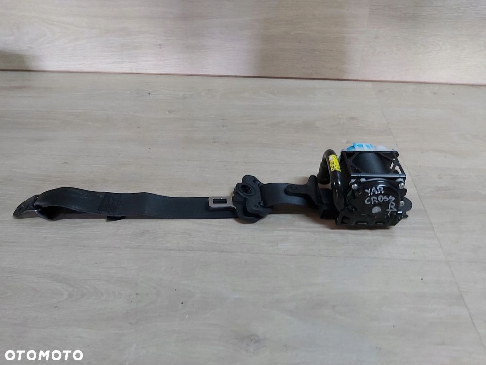 Toyota Yaris CROSS pas prawy tył 73360-0D451 Napinacz 2023r - 1