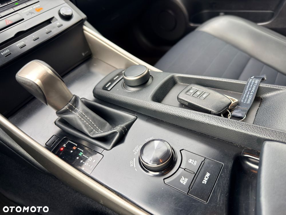 Lexus IS 300h F Sport - 27