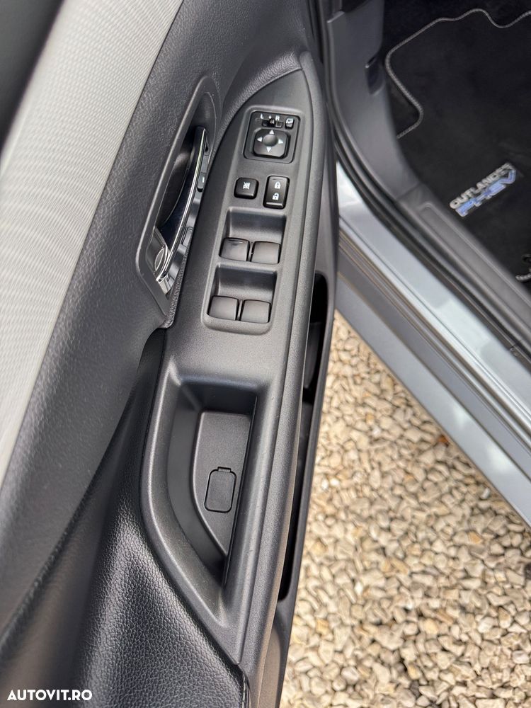 Mitsubishi Outlander 2.0 4WD Plug-In Hybrid Plus - 15