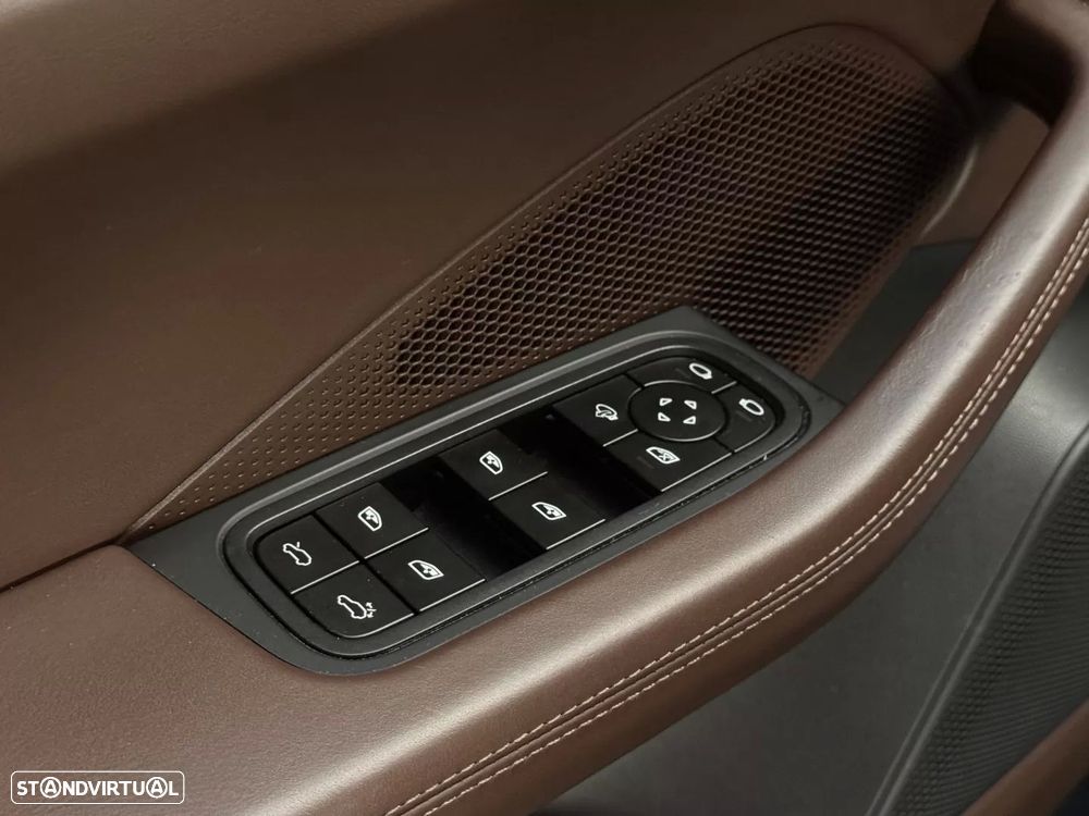 Porsche Macan Electric 4 - 16