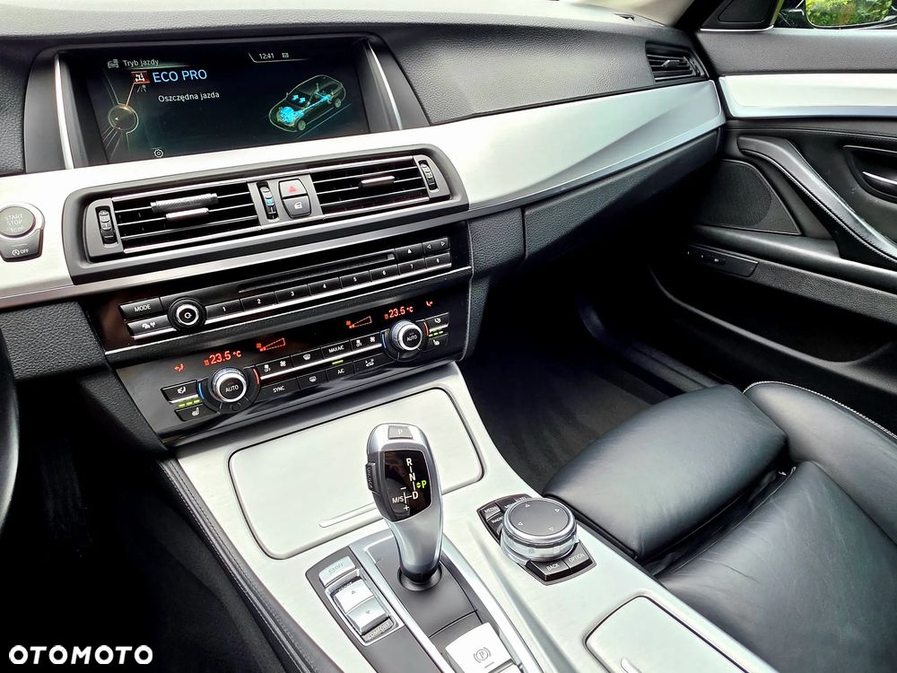 BMW Seria 5 525d Sport-Aut Luxury Line - 9