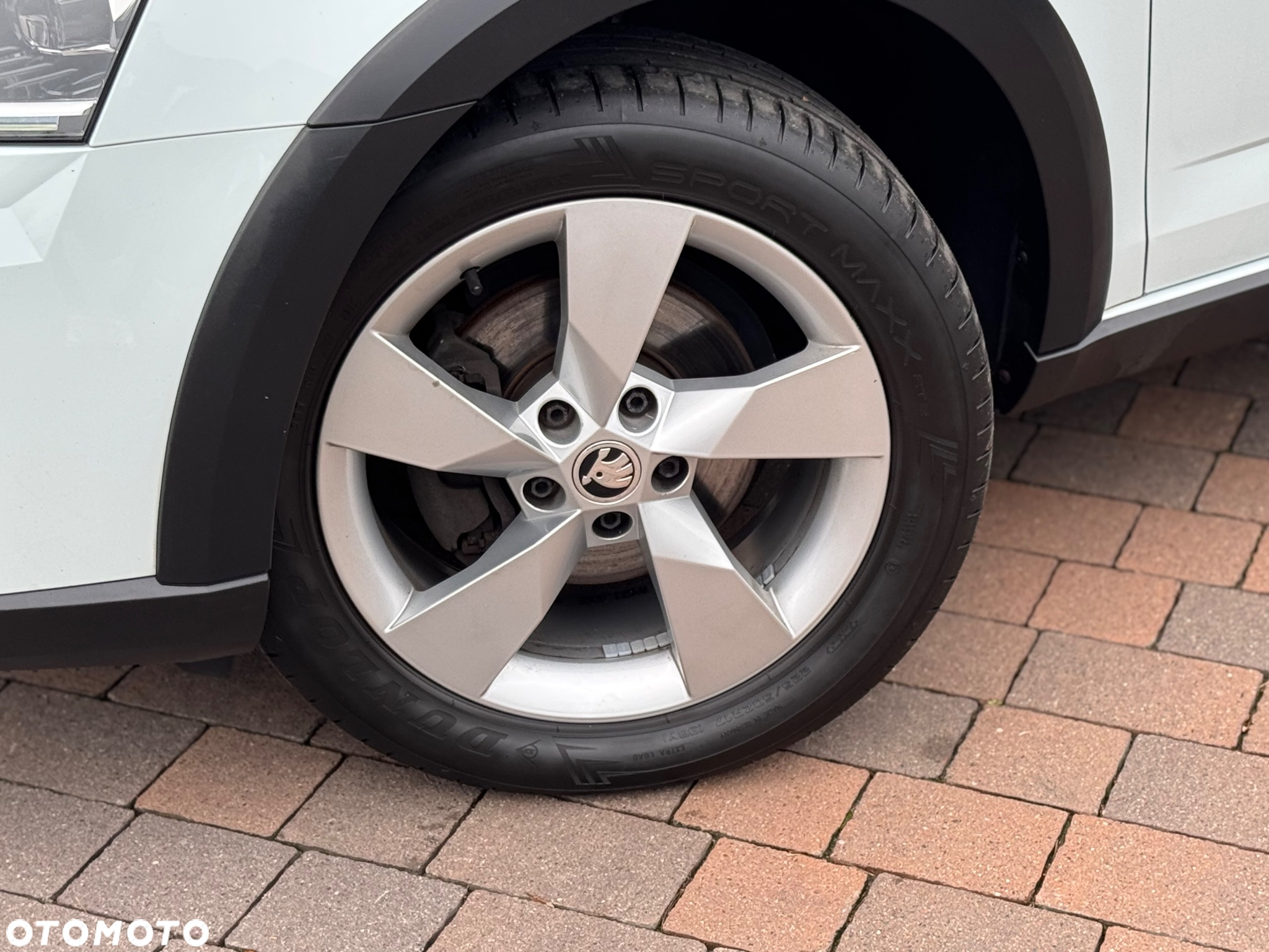 Skoda Octavia Combi 2.0 TDI DSG 4x4 Scout - 11
