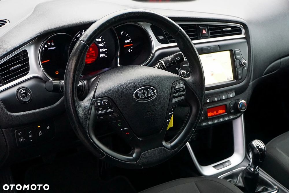 Kia Ceed 1.6 GDI Dream Team Edition - 29