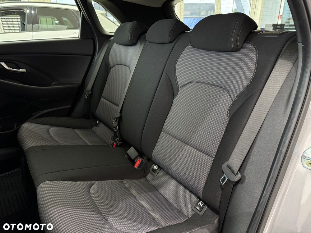 Hyundai i30 1.5 DPI Classic + - 13