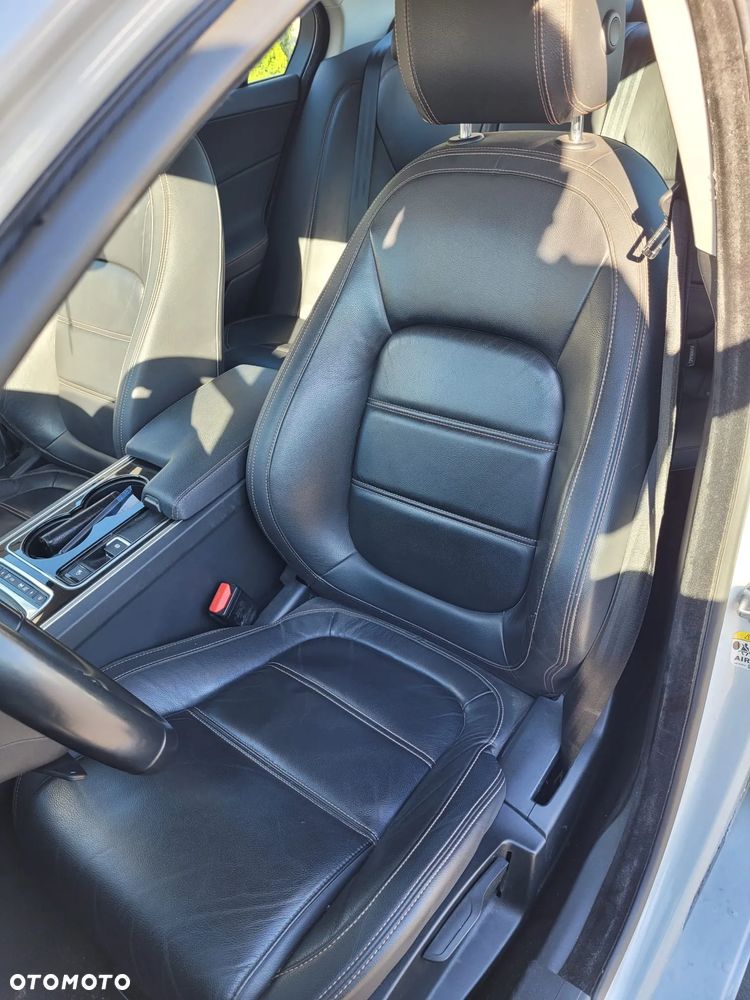 Jaguar XE - 20
