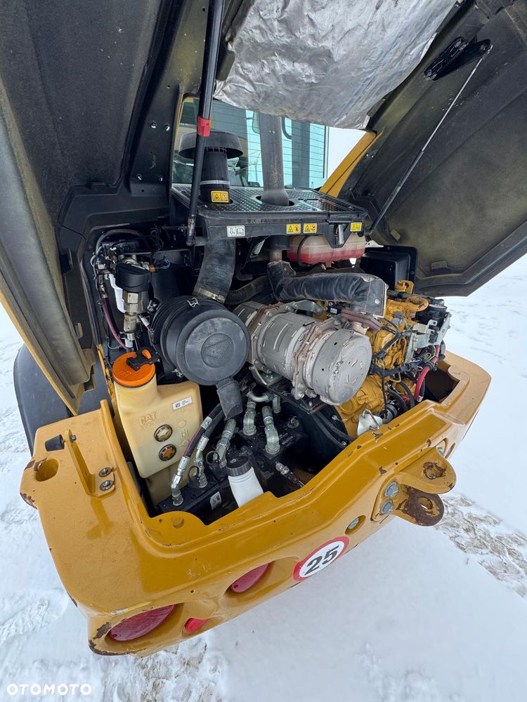 Caterpillar 908M - 17