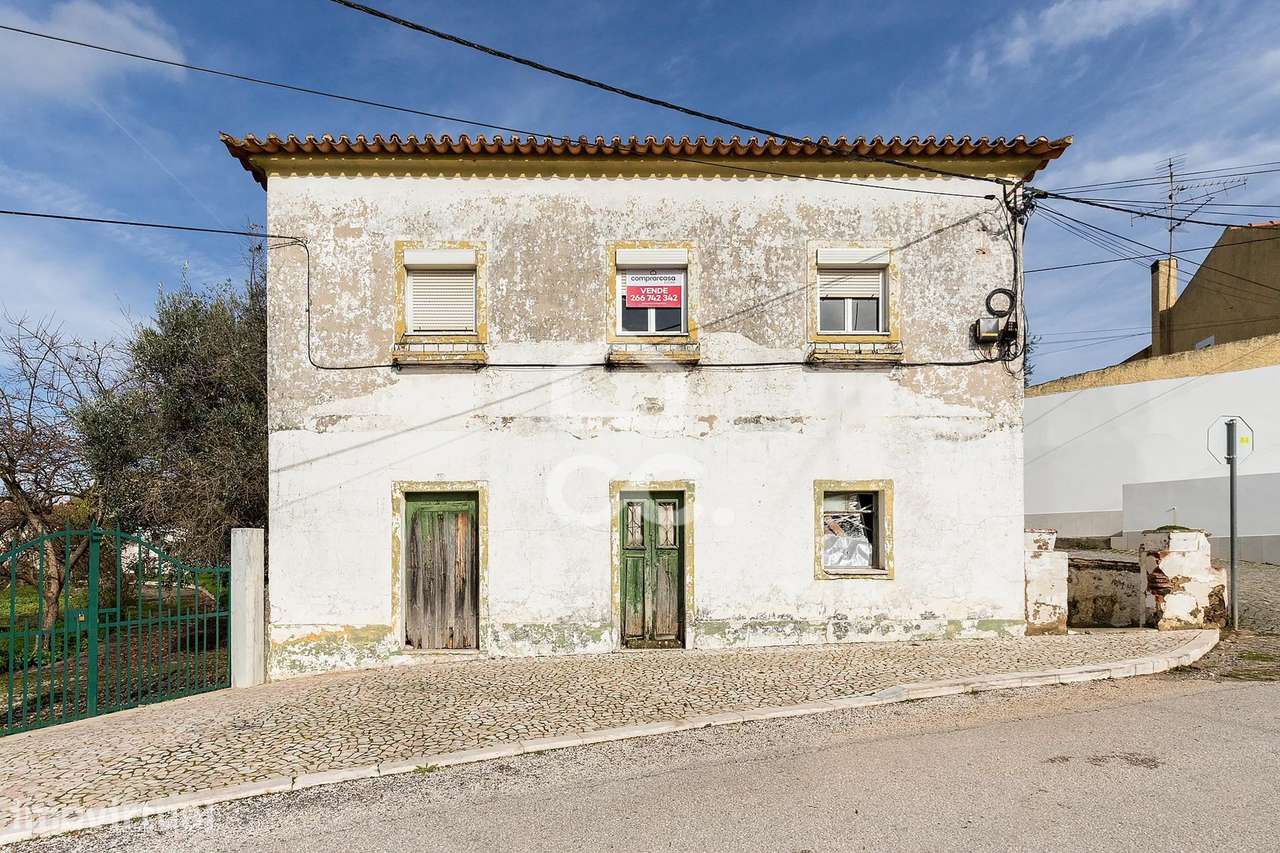 Prédio com 2 Moradias Independentes para Reabilitação com Quintal em F - Grande imagem: 2/41