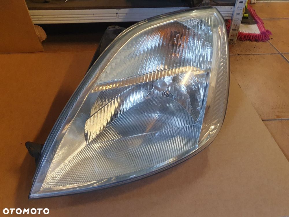 REFLEKTOR L/P FORD FIESTA MK6 VI - 2