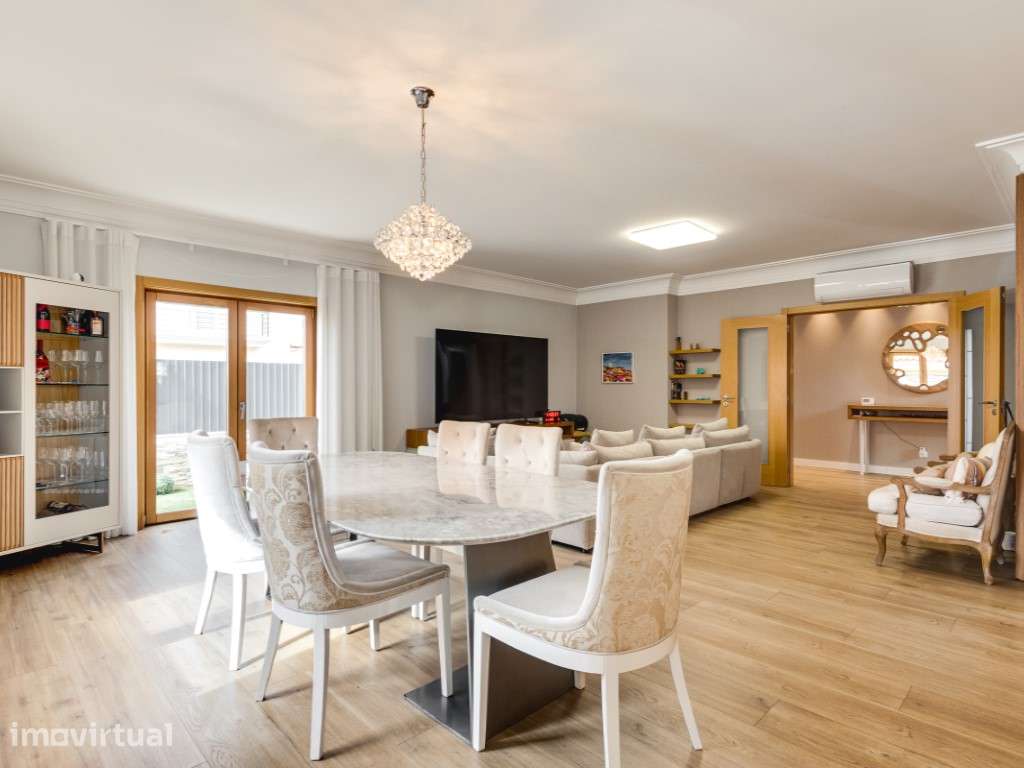 Moradia de Luxo T4+1 com Jardim e Garagem em Localização Prime em C... - Grande imagem: 3/51