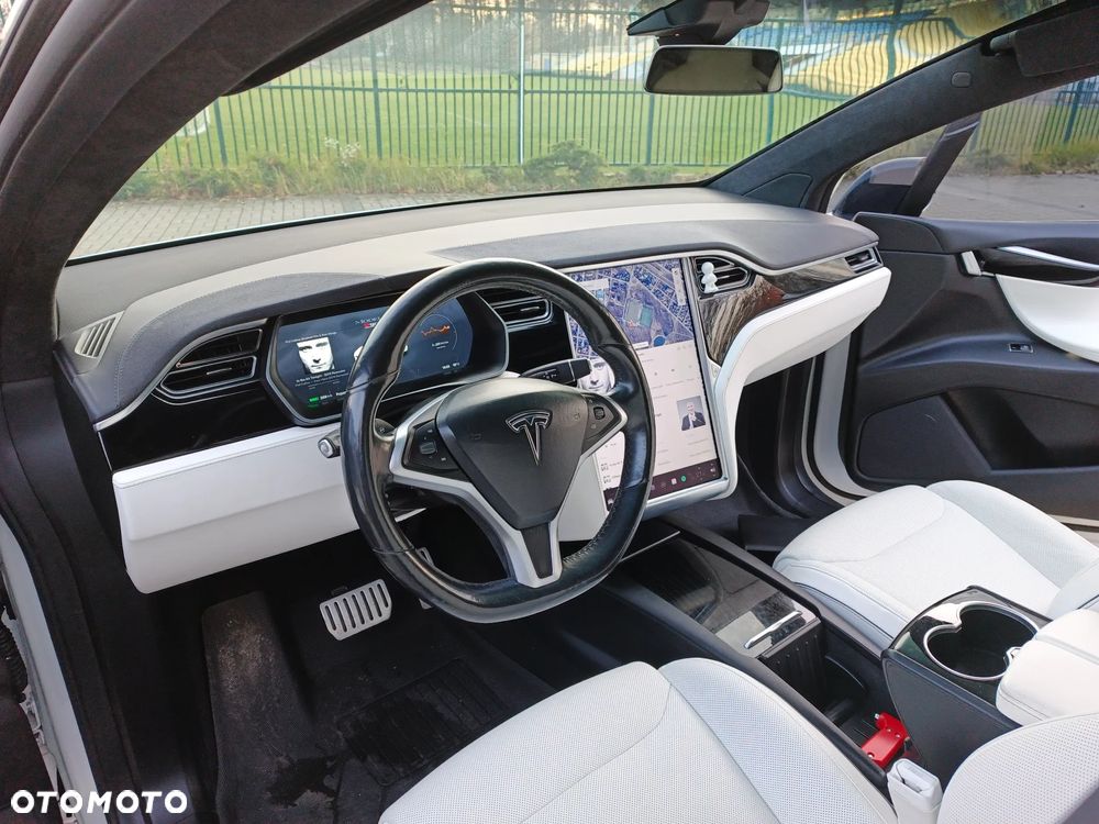 Tesla Model X - 12