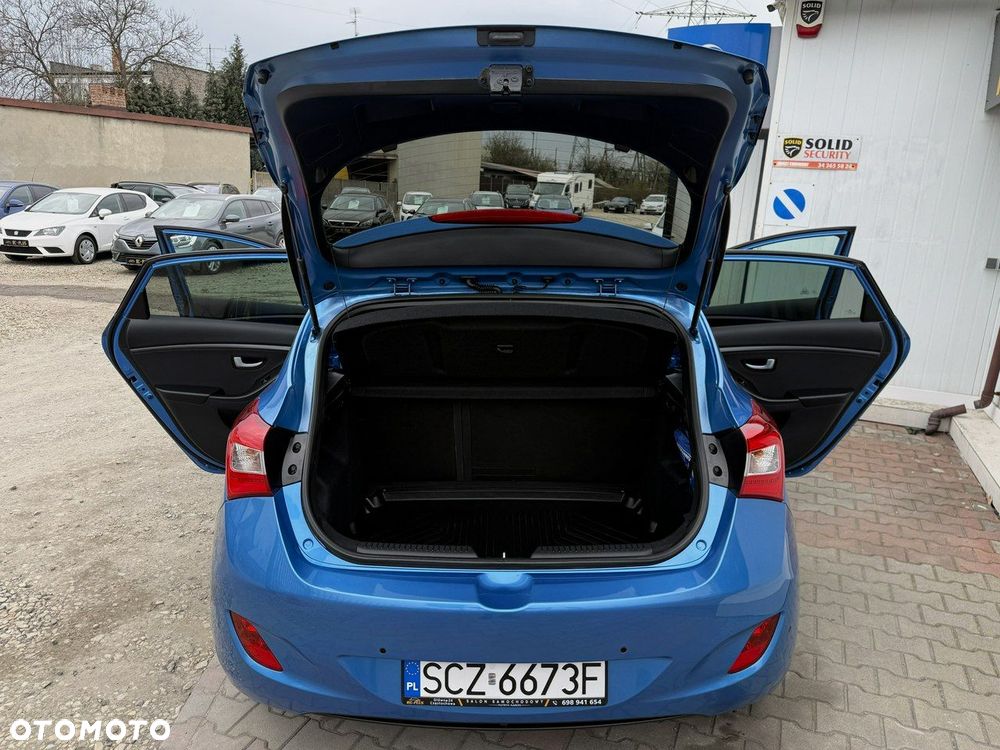 Hyundai i30 blue 1.4 Passion - 12