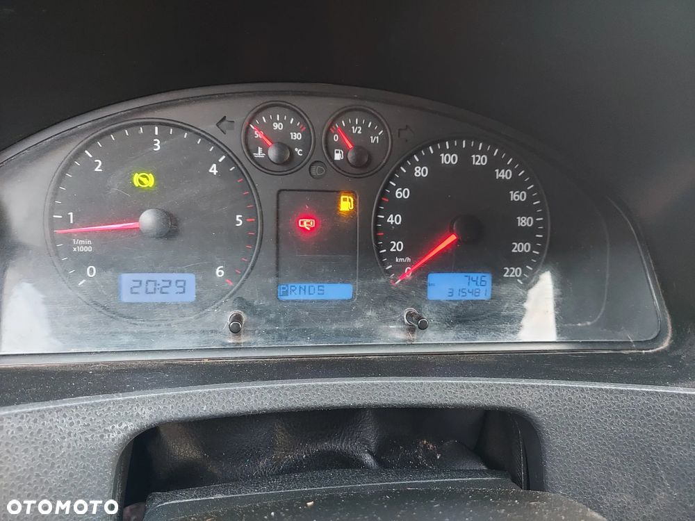 Volkswagen T5 Campervan - 12