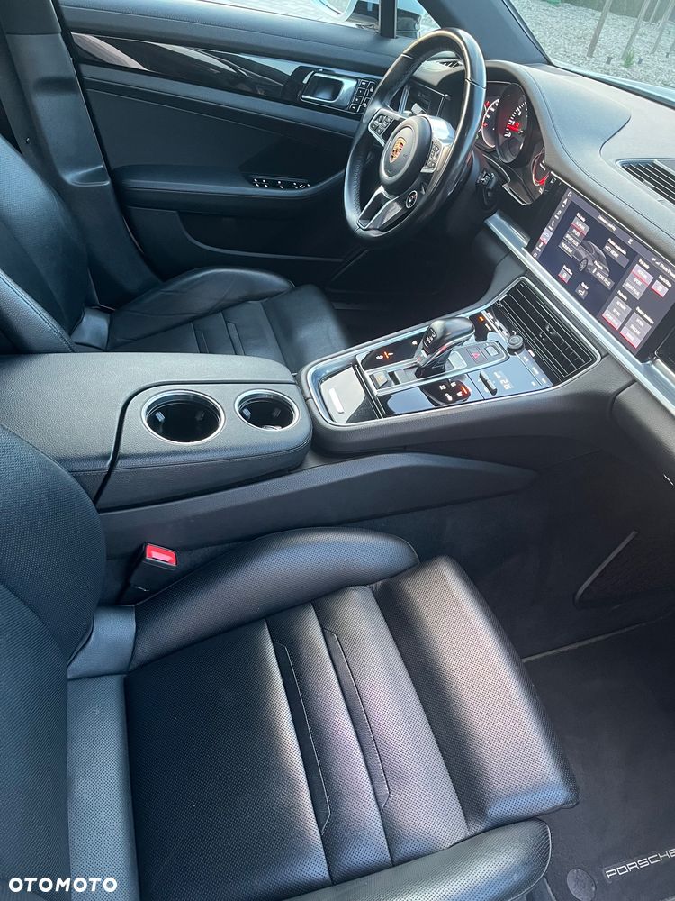 Porsche Panamera 4 - 30