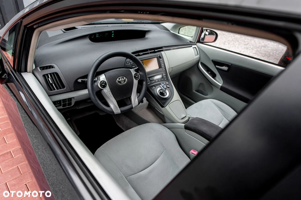 Toyota Prius (Hybrid) Life - 18