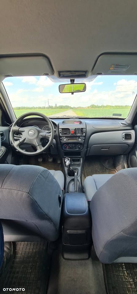 Nissan Almera 1.5 Base - 10