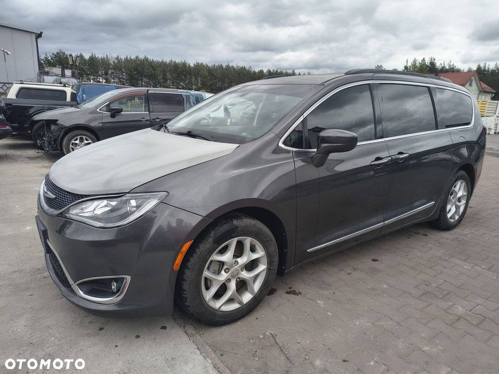 Chrysler Pacifica - 1