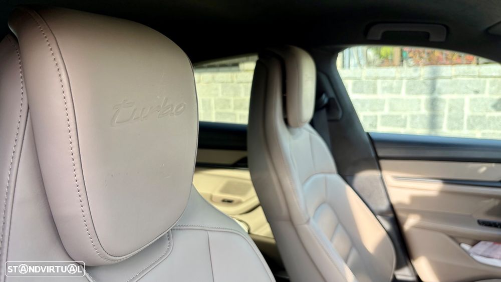 Porsche Taycan Turbo - 12