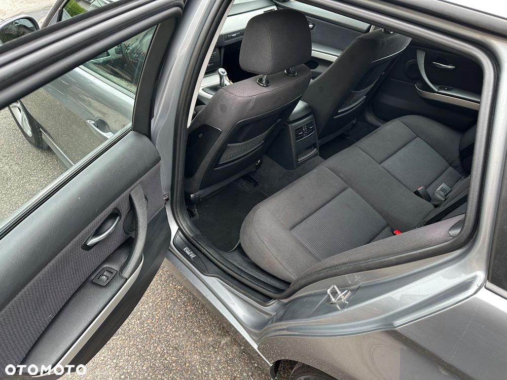 BMW Seria 3 318i - 23