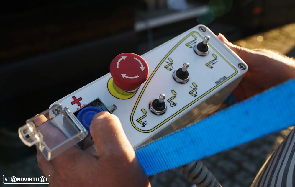 Mercedes-Benz Sprinter c/ cesto elevatório - 21