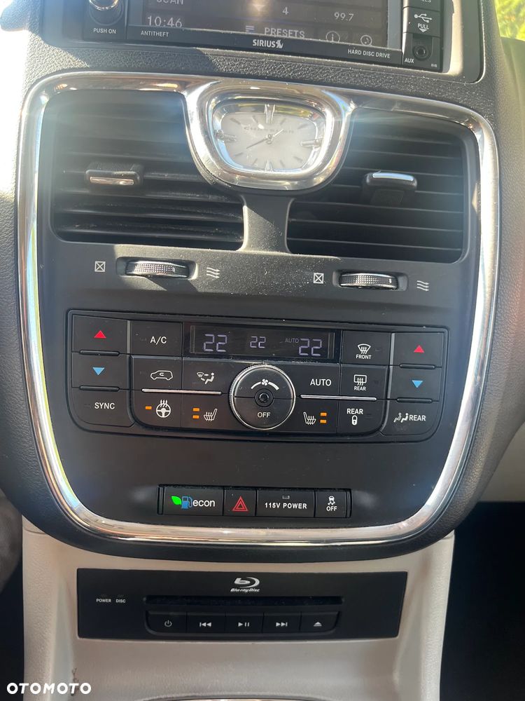 Chrysler Town & Country - 12