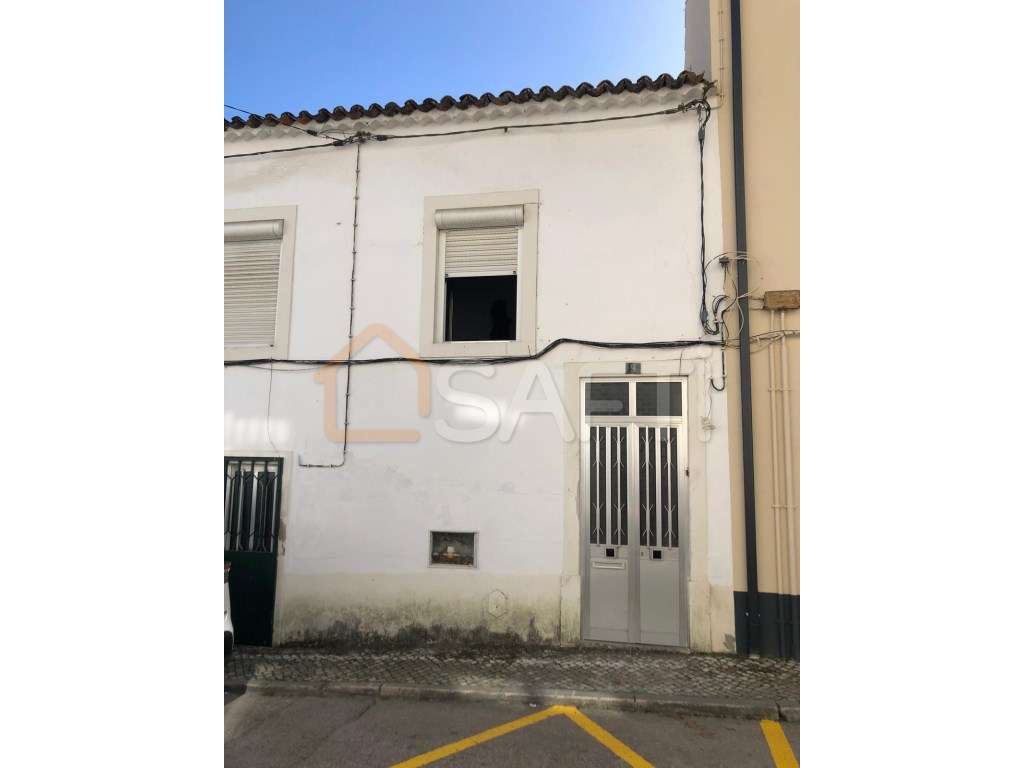 Prédio para recuperar no centro de Torres Novas - Grande imagem: 2/9