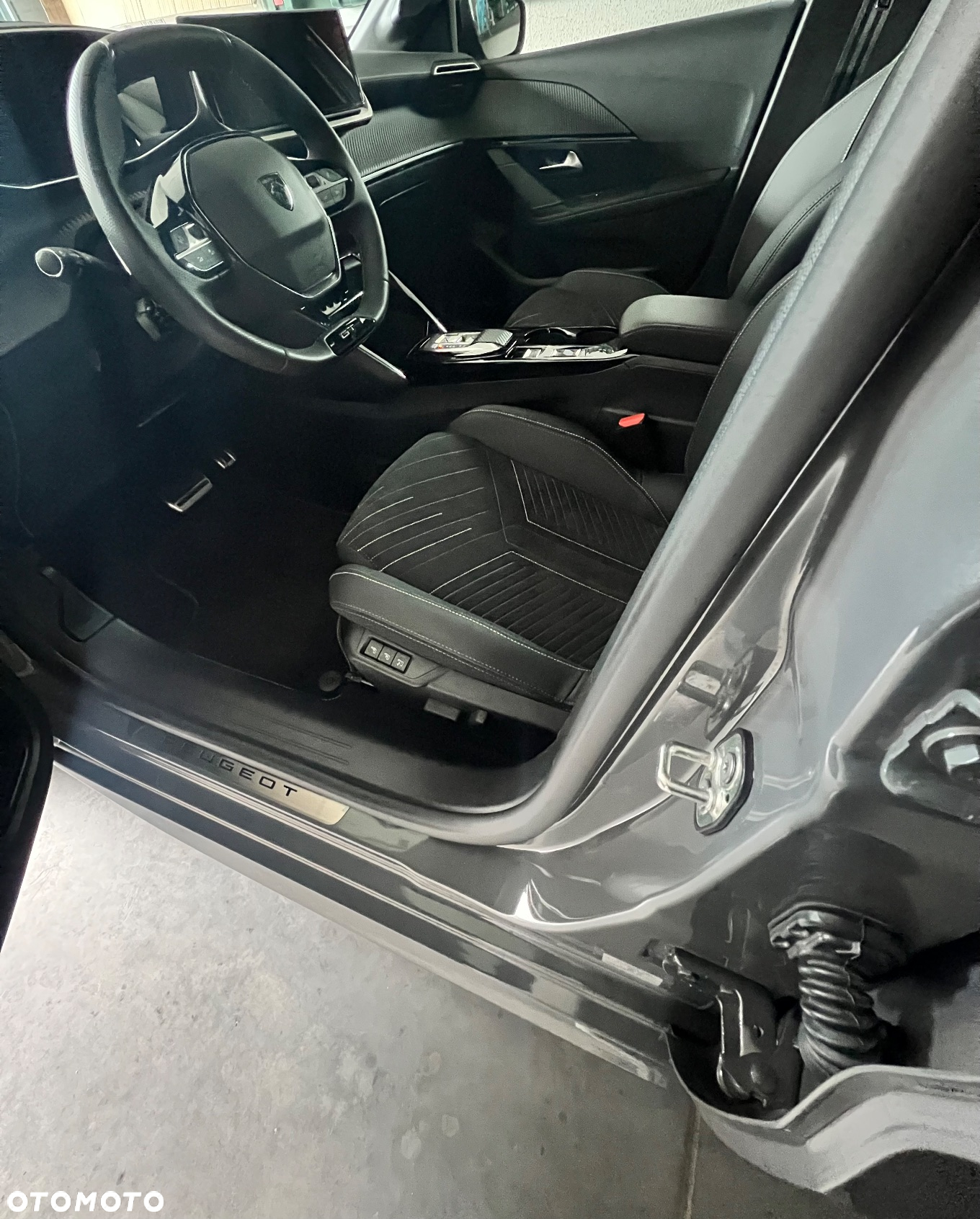 Peugeot 208 1.2 mHEV GT - 10