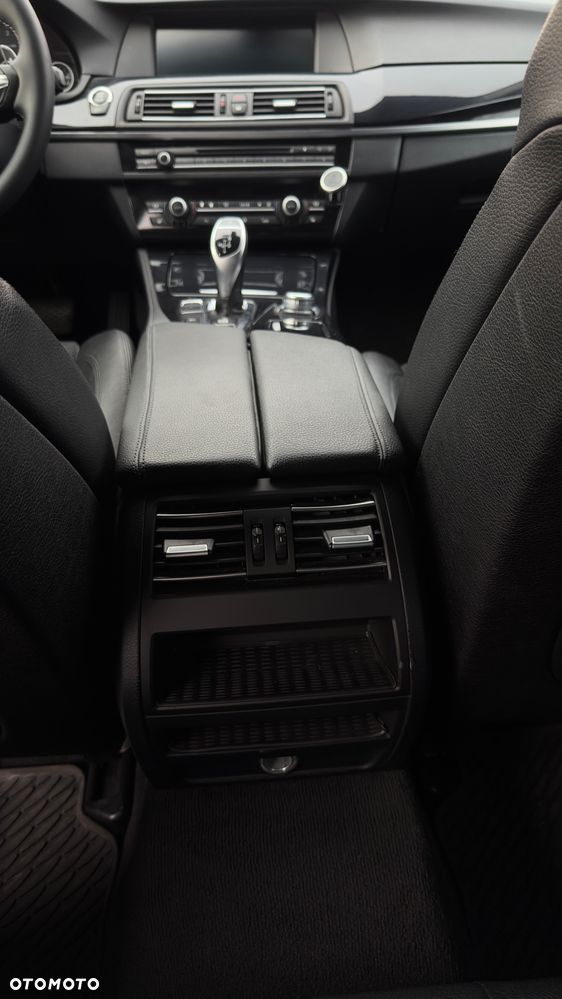 BMW Seria 5 525d xDrive - 13