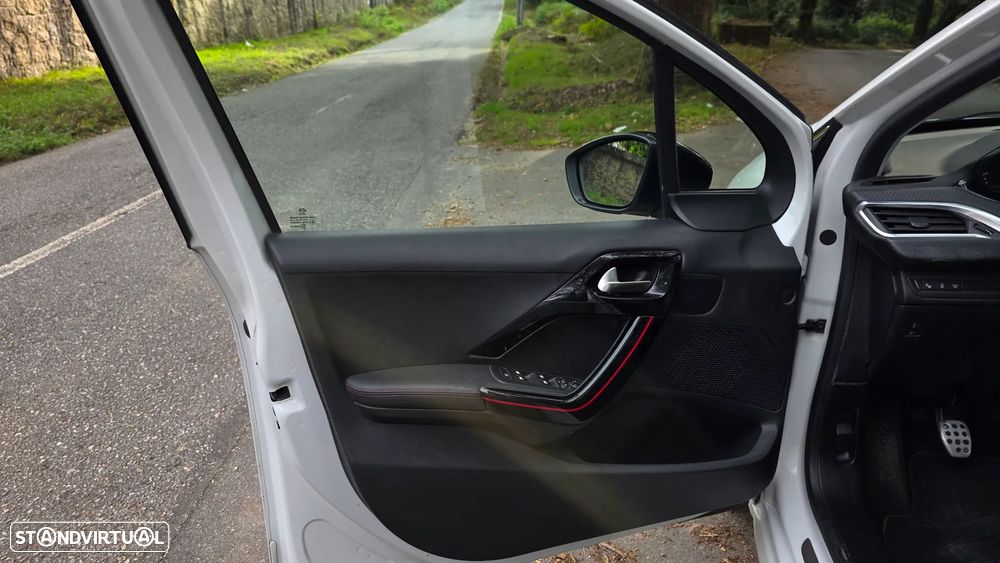 Peugeot 208 1.6 BlueHDi GT Line - 25